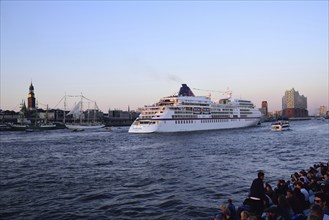 Europe, Germany, Hamburg, Elbe, View across the Elbe to the Elbe Philharmonic Hall, Passenger ship