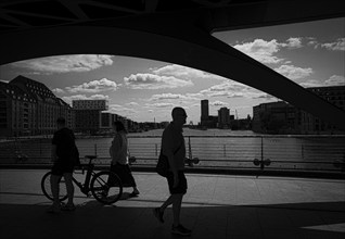 Black and white photograph, tourists at the Oberbaum Bridge, Berlin, Germany, Europe