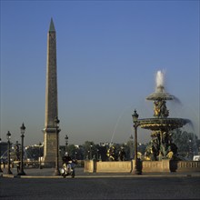 Fontaine des Mers von Jacques Hittorff und Obelisk auf dem Place de la Concorde, Paris, Frankreich