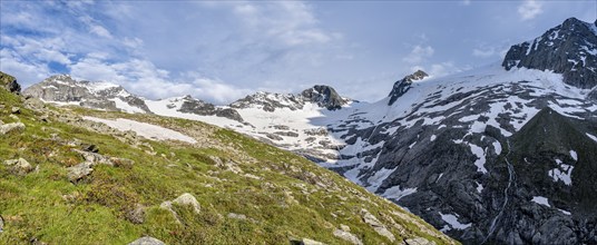 Mountain landscape in the evening light, mountain basin with snow and glacier Floitenkees, summit