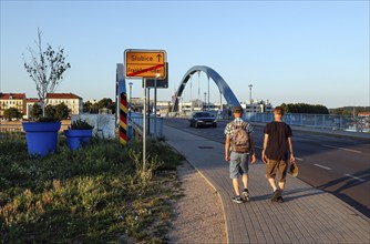 Pedestrians on the border bridge between Frankfurt/Oder and the Polish town of Slubice