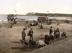 Der Strand im Hafen von Weymouth mit Nothe Fort in der Ferne, England / the beach at Weymouth