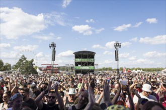 Festival visitors in front of the Green Stage at the Highfield Festival on Saturday, Störmthaler