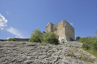 Castle on rocks and tourists, Vaison-la-Romaine, Vaucluse, Provence, France, Europe