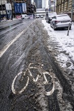 Onset of winter, poorly cleared cycle lane, in the city centre of Frankfurt, Hesse, Germany, Europe