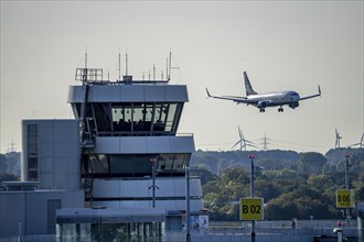 Düsseldorf Airport, SunExpress Boeing 737 on landing, former tower