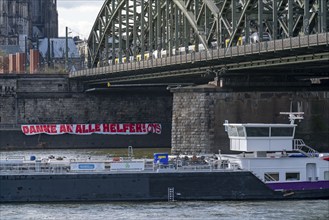 Effects of the coronavirus crisis, thank you banner on the banks of the Rhine, Hohenzollern Bridge,