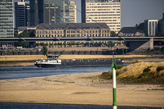 Rhine at Düsseldorf, extremely low water, Rhine level at 47 cm, falling, barge in front of the