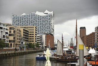 Europe, Germany, Hanseatic City of Hamburg, Harbour City, Elbe, Elbe Philharmonic Hall, People at