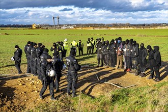 Start of the eviction of the hamlet Lützerath at the lignite mine Garzweiler 2, activists try to