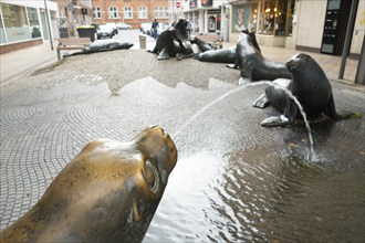 Bronze sculptures, seals, (sculptor Bernd Müller), pedestrian zone, Bremerhaven, Germany, Europe