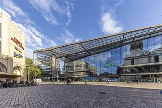 The glass department stores' of Galeria Kaufhof by Helmut Jahn. Galerie Roter Turm, city view of