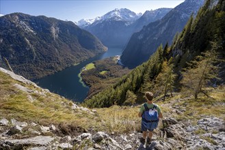 Mountaineers on a mountain hiking trail, Rinnkendlsteig, view of the Königssee, autumn forest and