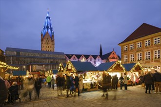 Christmas market stalls at the market, behind the Diocesan Museum and Paderborn Cathedral, Blue