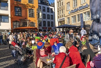 Rose Monday in Cologne, street carnival, on the Heumarkt, despite Corona, several thousand Jecke