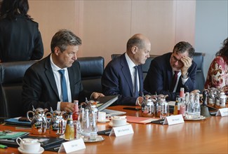 Federal Chancellor Olaf Scholz (M) in conversation with the Head of the Chancellery Wolfgang