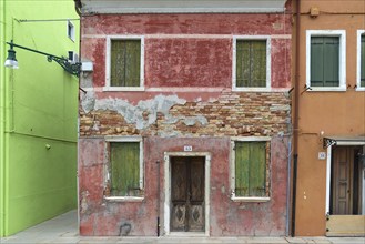 Coloured, dilapidated façade of an uninhabited residential building, Burano, Vennedig, Veneto,