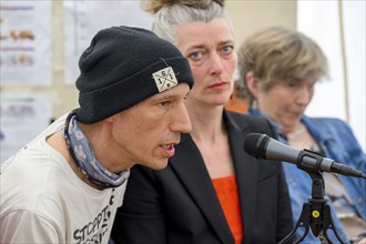 Wolfgang Metzeler-Kick at the press conference of Hungern, bis Ihr ehrlich seid . To his right Lena