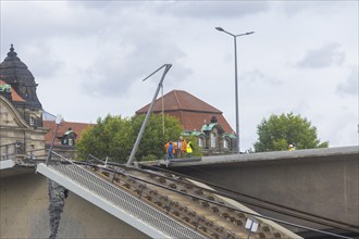 In the early hours of the morning, a section of the Carola Bridge collapsed for unknown reasons.