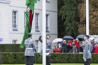 Soldiers hoist the flag of Kenya at the Federal President's citizens' festival in Bellevue Palace