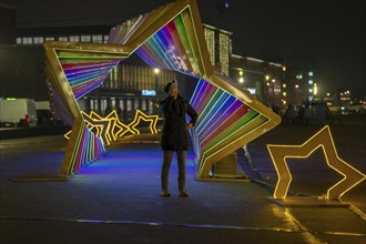 Pre-Christmas season, Portsmouthplatz, station forecourt, walk-in light installation in the shape