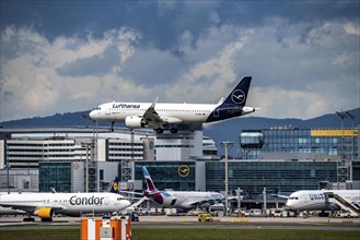 Lufthansa aircraft approaching Frankfurt am Main airport, on the centre runway, 25C/07C, terminal