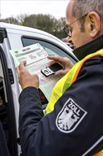 Inspection of documents during a joint customs and police check on the A3 motorway in the direction