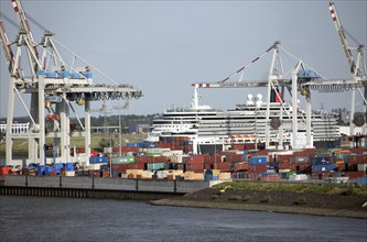 Europe, Germany, Hanseatic City of Hamburg, Elbe, Harbour, Terminal Tollerort Passenger ship Queen