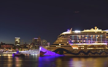 Europe, Germany, Hamburg, Elbe, View over the Elbe to the St. Pauli Landungsbrücken, Skyline St.