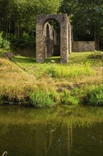 A barge lift house is a descent structure, an older form of ship lift. In canals that had to