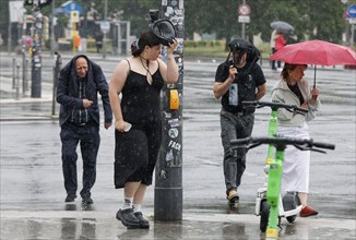 Tourists try to protect themselves from the rain, Berlin, 22.06.2024, Berlin, Berlin, Germany,