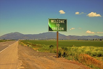 Oregon welcome sign at the border of the 33rd US state, Oregon, USA, North America