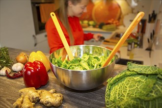 Vegan cooking: Preparation of lamb's lettuce