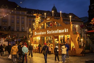 A few days in front of the opening of the Dresden Striezelmarkt, a lighting test was carried out