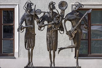 Sculpture of musicians by Joseph Michael Neustifter, in front of the city theatre, Bismarckplatz,