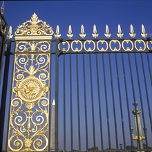 Kandelaber auf dem Place de la Concorde, Blick durch das Eingangstor zu dem Jardin des Tuileries,