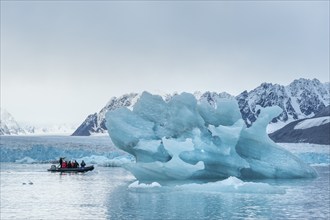 Dinghy with tourists, iceberg and glacier edge of Monacobreen, Liefdefjord, Woodfjord area,