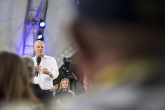 Olaf Scholz (Chancellor of the Federal Republic of Germany, SPD) surrounded by guests at the