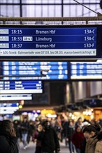 Display boards at Hamburg central station, evening rush hour, in front of another GDL, train