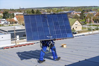 Installation of solar modules on the roof of a commercial enterprise, over 400 photovoltaic modules