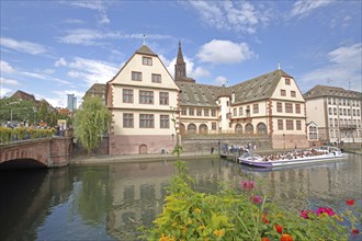 Musée historique, historical museum, stone arch bridge, Pont du Corbeau and river Ill with boat