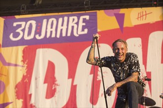 Ingo Knollmann, singer of the Donots at the Highfield Festival on Friday, Störmthaler See, 16.08