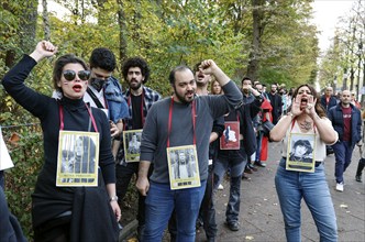 Thousands of Iranians demonstrate in Berlin to support the protests in Iran. With a human chain,