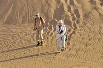 Couple (50-55), desert trekking, Erg Chebbi, Morocco, Africa