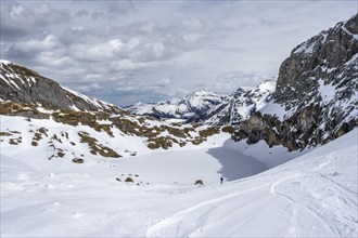 Iffigsee, ascent from the Iffig valley to the Wildhorn hut, snow-covered mountain landscape,