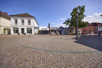 Acoustician Fielmann, fashion shop and bookshop Thalia in the pedestrian zone of Varel, district of