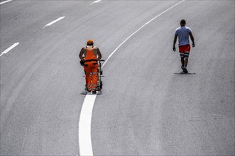 Marking work after the renewal of the road surface on the A40 motorway between the Kaiserberg