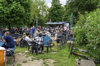 Erzbahntrasse cycle path in Gelsenkirchen, Erzbahnbude, snack bar, meeting point at the