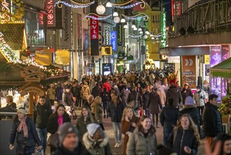 Pre-Christmas time in Dortmund, pedestrian zone, shopping street Westenhellweg, many people go