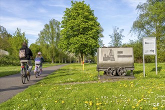 Section of the Ruhr Valley cycle path along the Ruhr, near Essen-Steele, North Rhine-Westphalia,